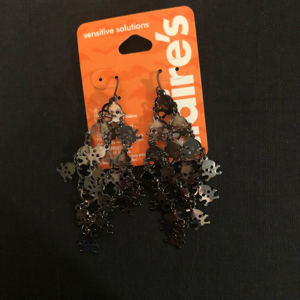 Skull dangly earrings